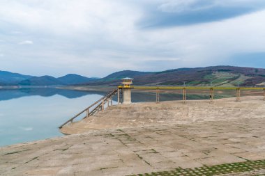 Arka planda dağ manzaralı Sioni rezervuarına bakın. Georgia