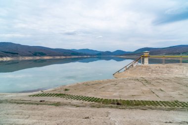 Arka planda dağ manzaralı Sioni rezervuarına bakın. Georgia