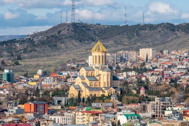 Tiflis, Gürcistan - 03 Nisan 2021: Sameba, Trinity Kilisesi ve diğer simgelerle Tiflis manzarası