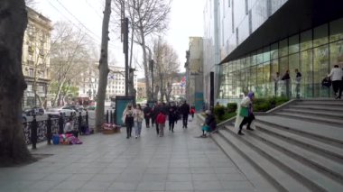 Tiflis, Gürcistan - 9 Nisan 2021: Rustaveli Caddesi 'nde yürüyen insanlar