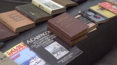 Tiflis, Gürcistan - 9 Nisan 2021: Eski kitaplar satışa sunuldu