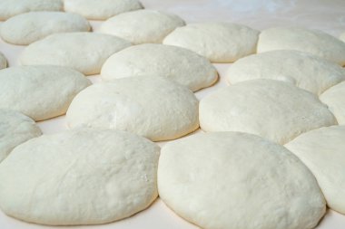 Tahtada taze hamur, pizza, Gürcistan ekmeği, shot. Yiyecek.