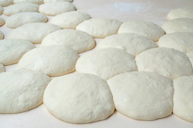 Tahtada taze hamur, pizza, Gürcistan ekmeği, shot. Yiyecek.