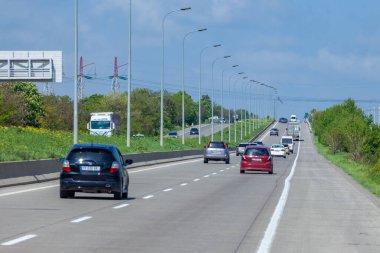 Gori, Gürcistan - 30 Nisan 2021: Gori-Tiflis otoyolu. Seyahat