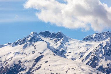 Gürcistan 'ın yüksek dağlık bölgesi Svaneti dağlarının güzel manzarası. Peyzaj