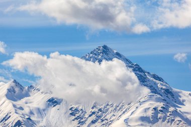 Gürcistan 'ın yüksek dağlık bölgesi Svaneti dağlarının güzel manzarası. Peyzaj