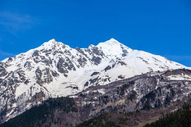 Tetnuldi Dağı, Svaneti 'nin yukarısındaki Büyük Kafkas Dağları' nın üzerine yükselir. Georgia
