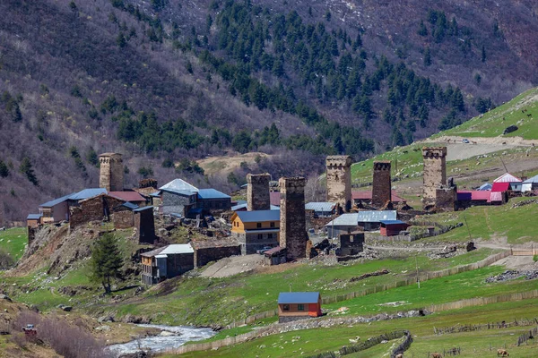 Pohled Vesnici Ushguli Úpatí Shkhara Malebná Nádherná Scéna Skalní Věže — Stock fotografie