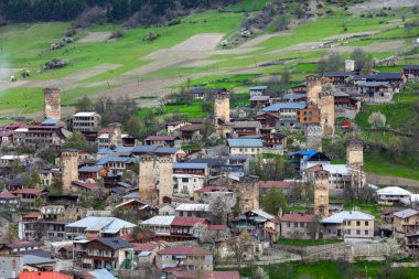 Gürcistan 'ın Svaneti bölgesindeki Mestia köyünün Kafkas dağları. Seyahat