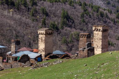 Ushguli Dağı eteğindeki Ushguli köyünün manzarası. Shkhara. Resimli ve muhteşem bir sahne. Gürcistan, Ushguli 'deki taş kuleler ve eski evler. Seyahat.