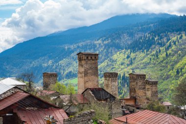 Svan Towers 'ı olan Lengeri köyü. Seyahat için harika bir yer. Georgia mı? Peyzaj.