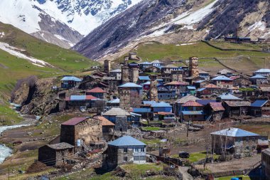 Ushguli Dağı eteğindeki Ushguli köyünün manzarası. Shkhara. Resimli ve muhteşem bir sahne. Gürcistan, Ushguli 'deki taş kuleler ve eski evler. Seyahat.
