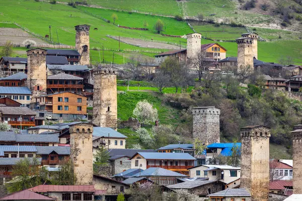 Torres Aldea Mestia Zona Svaneti Montañas Del Cáucaso Georgia Viajes —  Fotos de Stock
