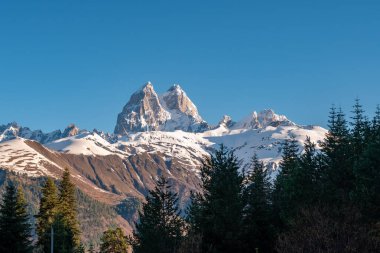 Ushba Dağı 'nın manzarası. Ushba, Gürcistan 'ın Svaneti bölgesinde yer alan Kafkaslar' ın en önemli zirvelerinden biridir. Seyahat.