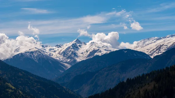 Gürcistan 'ın yüksek dağlık bölgesi Svaneti dağlarının güzel manzarası. Peyzaj