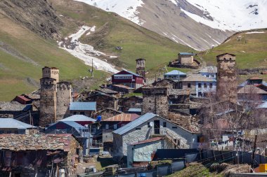 Ushguli Dağı eteğindeki Ushguli köyünün manzarası. Shkhara. Resimli ve muhteşem bir sahne. Gürcistan, Ushguli 'deki taş kuleler ve eski evler. Seyahat.