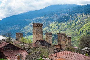 Svan Towers 'ı olan Lengeri köyü. Seyahat için harika bir yer. Georgia mı? Peyzaj.