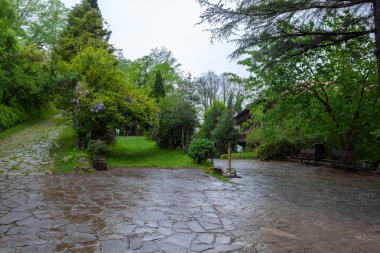 Georgia 'daki antik Martvili manastırının güzel avlusu. seyahat
