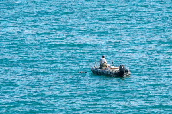 Tiflis Denizi Ndeki Bir Teknede Balıkçılar Doğa — Stok fotoğraf