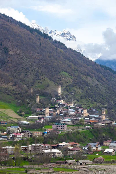 Torres de la aldea de Mestia en la zona de Svaneti montañas del Cáucaso en Georgia — Foto de Stock