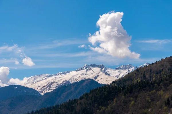 Hermosas vistas de las montañas Svaneti, la región montañosa de Georgia — Foto de Stock