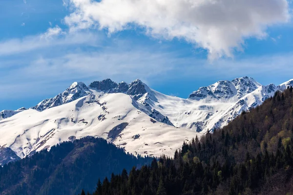 Hermosas vistas de las montañas Svaneti, la región montañosa de Georgia — Foto de Stock