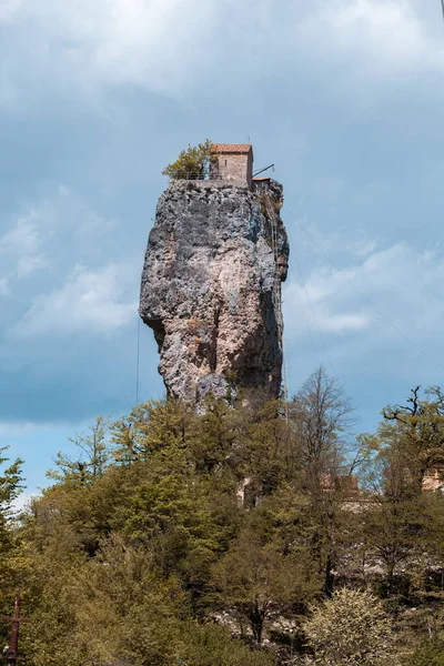 Katskhi 기둥. 조지아의 랜드마크. 카츠 키 마을 근처에 있는 만 (灣) 수도원 — 스톡 사진