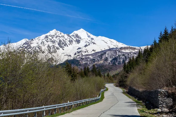 Hora Tetnuldi se tyčí nad Velkým Kavkazským pohořím v horním Svaneti — Stock fotografie