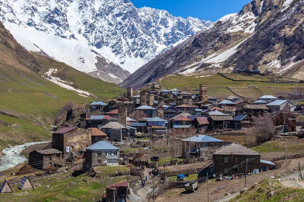 Gürcistan, Ushguli 'deki taş kuleler ve eski evler — Stok fotoğraf