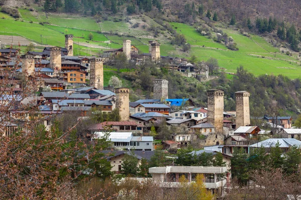 Torens van Mestia dorp in Svaneti gebied Kaukasus bergen in Georgië — Stockfoto