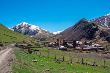 Ushguli Dağı eteğindeki Ushguli köyünün manzarası. Shkhara. Resimli ve muhteşem bir sahne. Gürcistan, Ushguli 'deki taş kuleler ve eski evler. Seyahat.