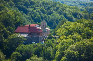 Sabaduri Ormanı 'ndaki Ortodoks Kilisesi, güzel manzara. Georgia