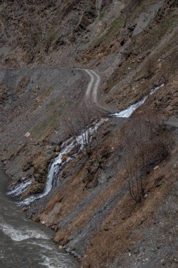 Gürcistan 'ın Svaneti kentindeki Ushguli köyüne giden tehlikeli kayalık yol. Seyahat