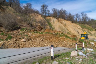 Traktör heyelandan yolu temizliyor. Svaneti, Georgia