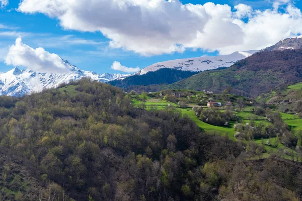 Hermosa Vista Pequeña Aldea Las Altas Montañas Parte Alta Svaneti — Foto de Stock
