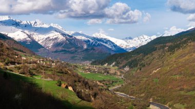 Svan Towers 'ı olan Lengeri köyü. Seyahat için harika bir yer. Georgia mı? Peyzaj