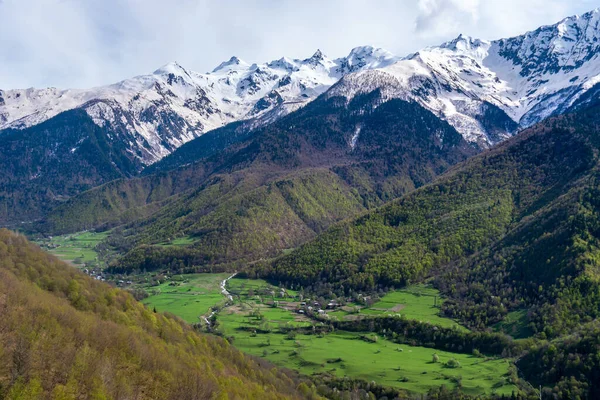 Gyönyörű Kilátás Nyílik Kis Falu Magas Hegyek Felső Szvaneti Georgia — Stock Fotó