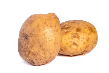 Beyaz arka planda izole edilmiş iki kirli patates, sebze. Yiyecek.