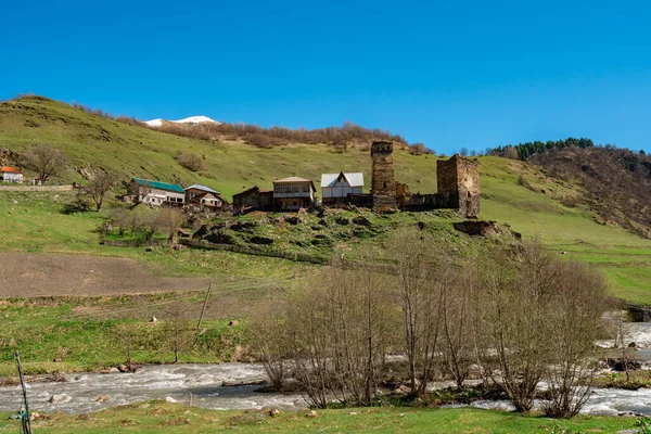 Piękna stara wieś Davberi z wieżami Svan. Świetne miejsce na podróż. Gruzja — Zdjęcie stockowe