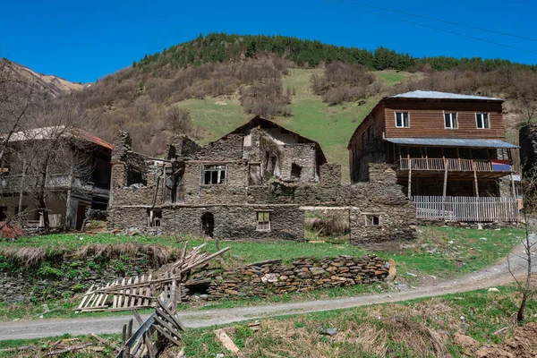 Ruiny starożytnej wysokogórskiej wioski w Svaneti. Gruzja — Zdjęcie stockowe