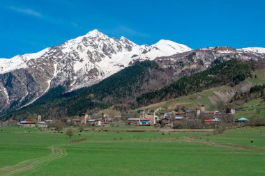 Georgia, Svaneti 'deki Tsaldashi köyünden Tetnuldi Dağı' nın manzarası. Seyahat
