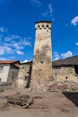 Latali köyü, Svaneti, Kafkasya 'daki geleneksel Svan Kuleleri. Georgia 'da seyahat.