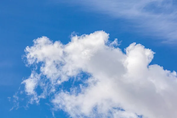 Langit Biru Latar Belakang Dengan Awan Putih Tekstur Alam — Stok Foto