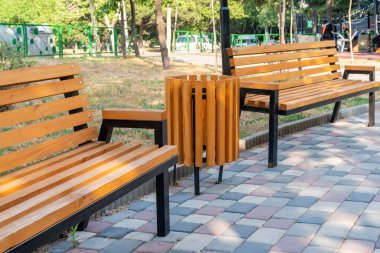 Şehir parkındaki ahşap tezgah, dinlenme yeri. Rekreasyon