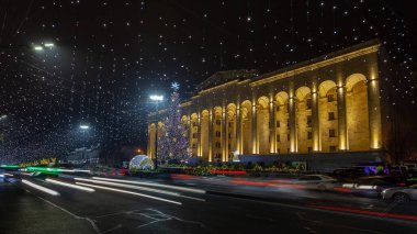 Tiflis, Gürcistan - 31 Aralık 2020: Gürcistan Parlamentosu önünde Noel ağacı. Ünlülük