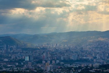 Günbatımında Tiflis 'in güzel manzarası, Gürcistan' ın başkenti. Şehir manzarası