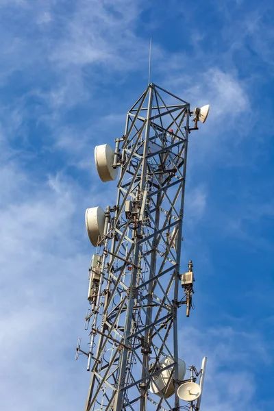 Antena Celular Fundo Céu Azul Tempo Ensolarado Comunicações — Fotografia de Stock