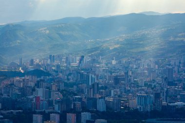 Günbatımında Tiflis 'in güzel manzarası, Gürcistan' ın başkenti. Şehir manzarası