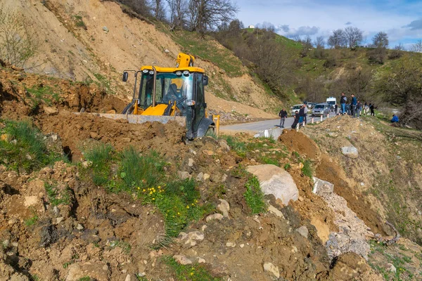 Svaneti Georgia Mayo 2021 Tractor Despeja Camino Deslizamiento Tierra Montañas — Foto de Stock