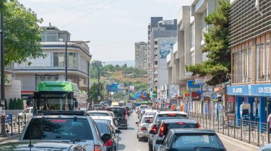 Tiflis, Gürcistan - 19 Temmuz 2021: Gldani bölgesindeki merkez caddede trafik. Şehir manzarası